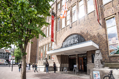 911030 Gezicht op de voorgevel van de Bibliotheek Neude (Neude 11) te Utrecht op de eerste dag van de opening.